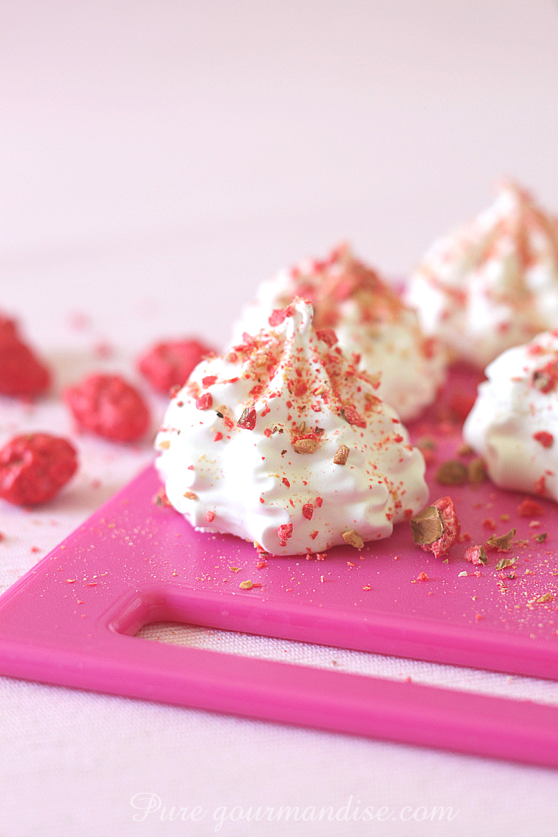 Meringues à la rose et aux pralines roses - Pure Gourmandise