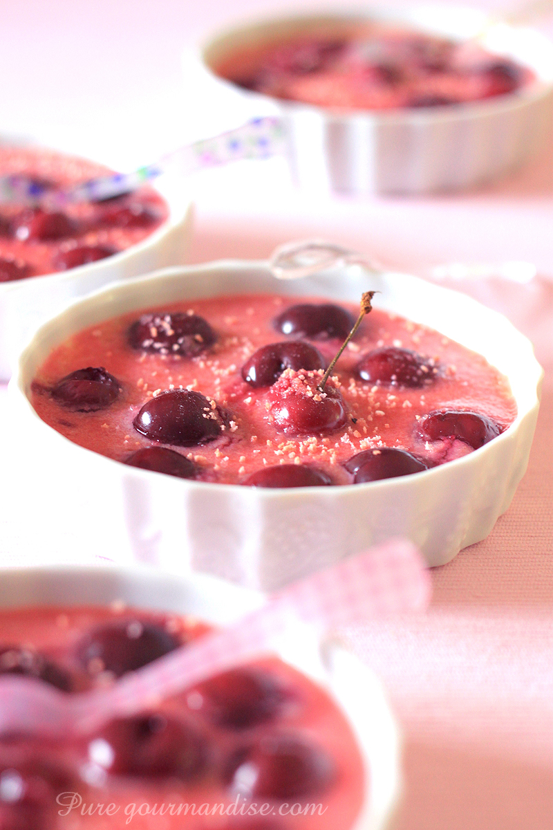 Clafoutis aux cerises et aux biscuits roses - Pure Gourmandise